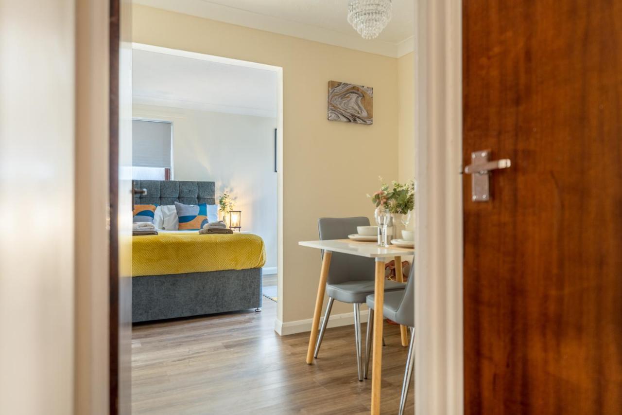 Grange Studio Apartment - Heathrow Staines-upon-Thames Exterior foto